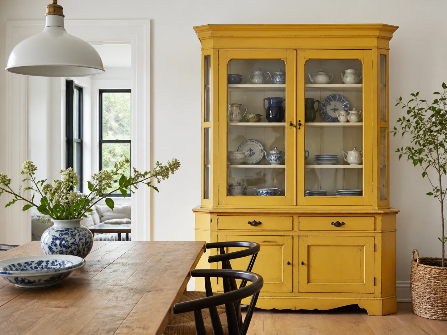 Sala de refeições com armário amarelo