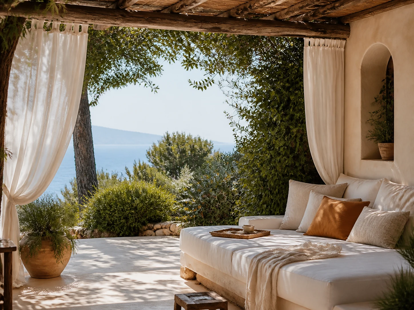 Varanda mediterrânica com cama de descanso e vista para o mar