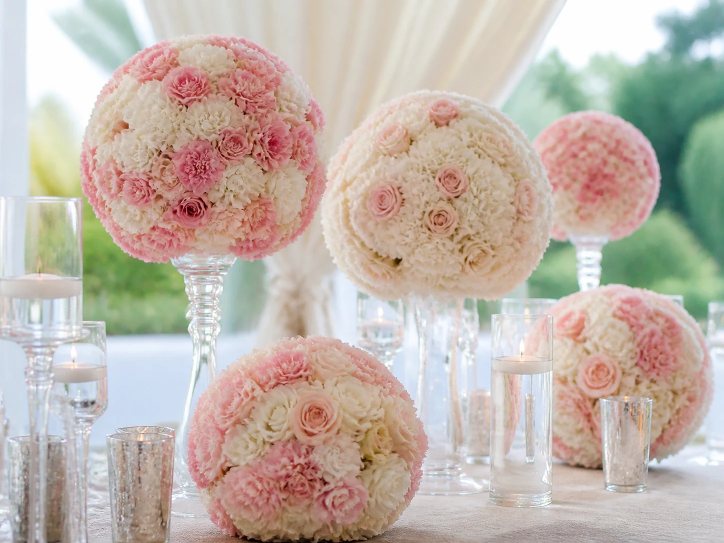 Bolas decorativas naturais e revestidas com fios