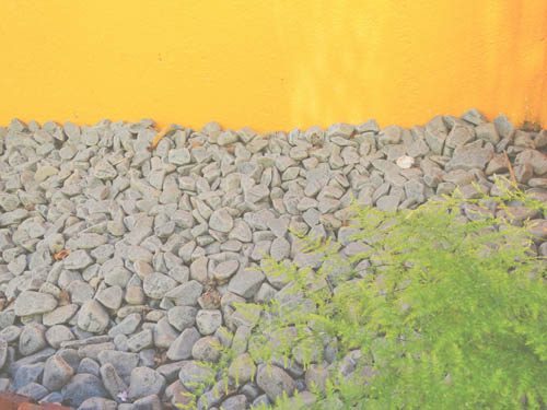 parede_branca_quintal_pedras4